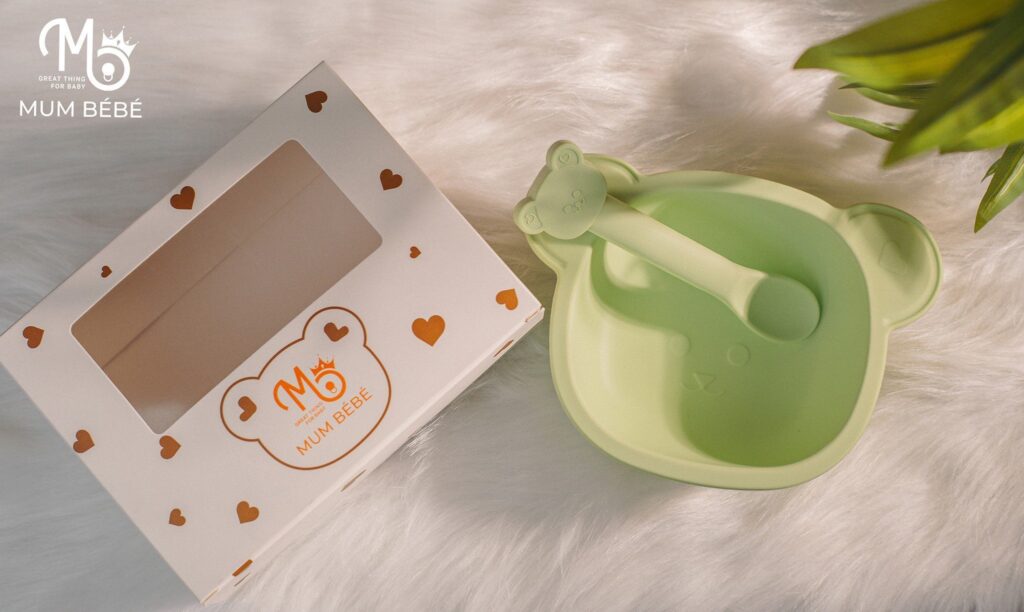 Cả bát và thìa ăn dặm Mumbebe đều được làm từ chất liệu Platinum silicone không mùi, không chứa BPA