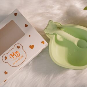 Cả bát và thìa ăn dặm Mumbebe đều được làm từ chất liệu Platinum silicone không mùi, không chứa BPA