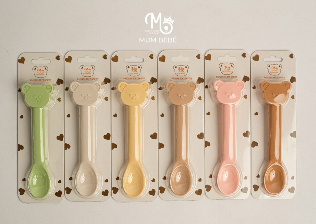 Cả bát và thìa ăn dặm Mumbebe đều được làm từ chất liệu Platinum silicone không mùi, không chứa BPA