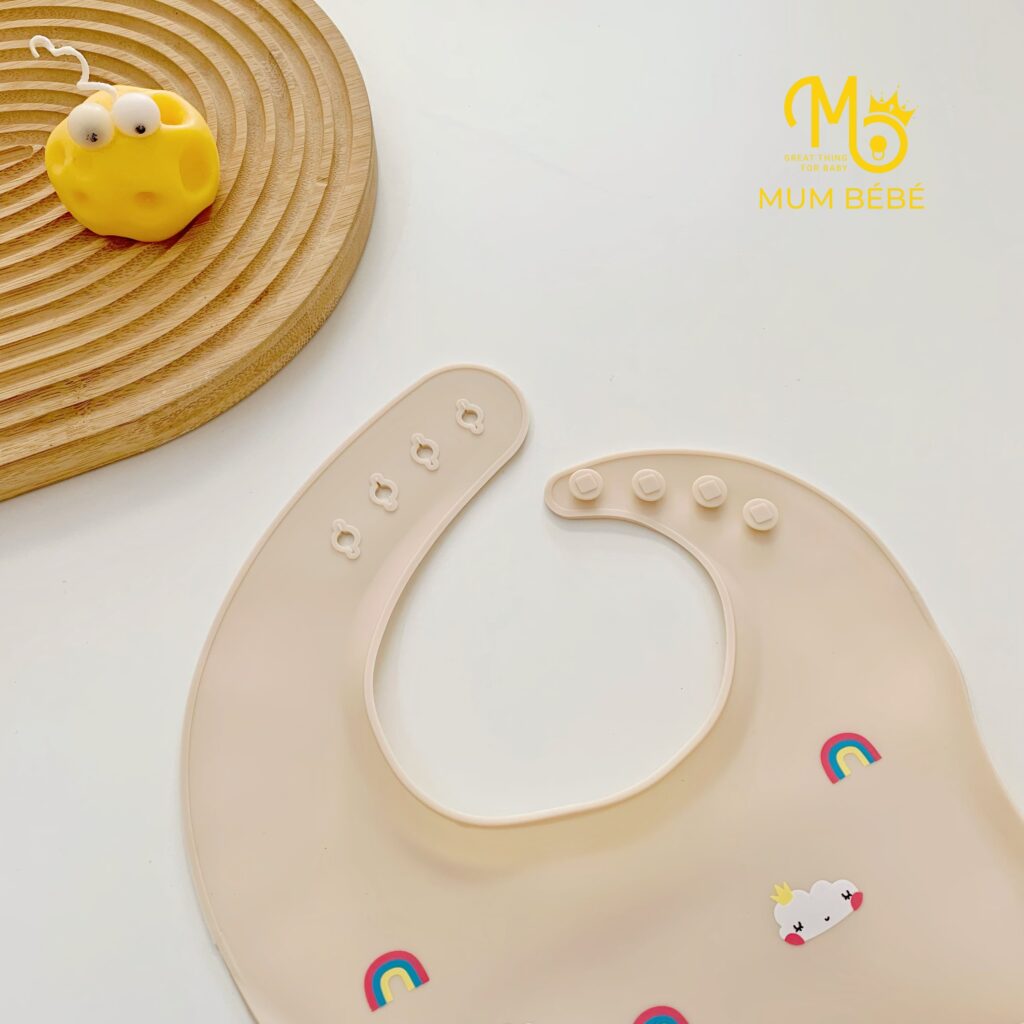 Yếm được trang bị 4 cúc bấm điều chỉnh độ rộng-hẹp cho vừa với cổ của các bé