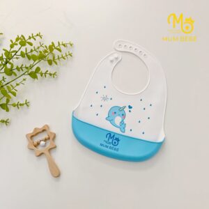 Bề mặt silicon nhẵn mịn dễ dàng được lau sạch bằng khăn mềm hoặc giấy ướt, thời gian hong khô nhanh hơn đáng kể so với yếm vải